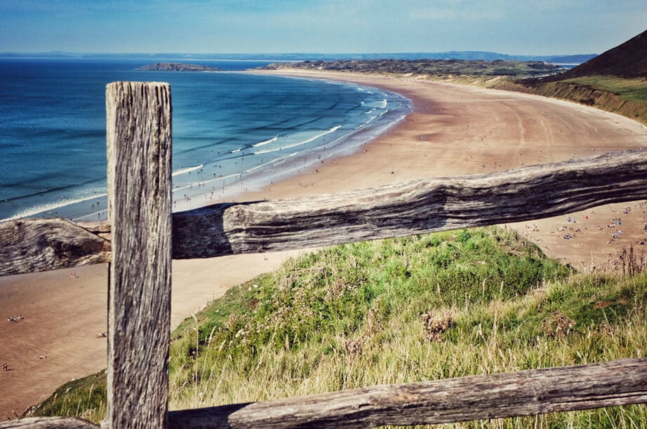 Beach image from mirrorless camera seller.